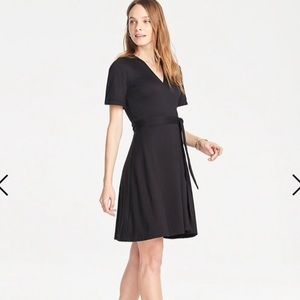 ANN TAYLOR BLACK SHORT SLEEVE WRAP DRESS